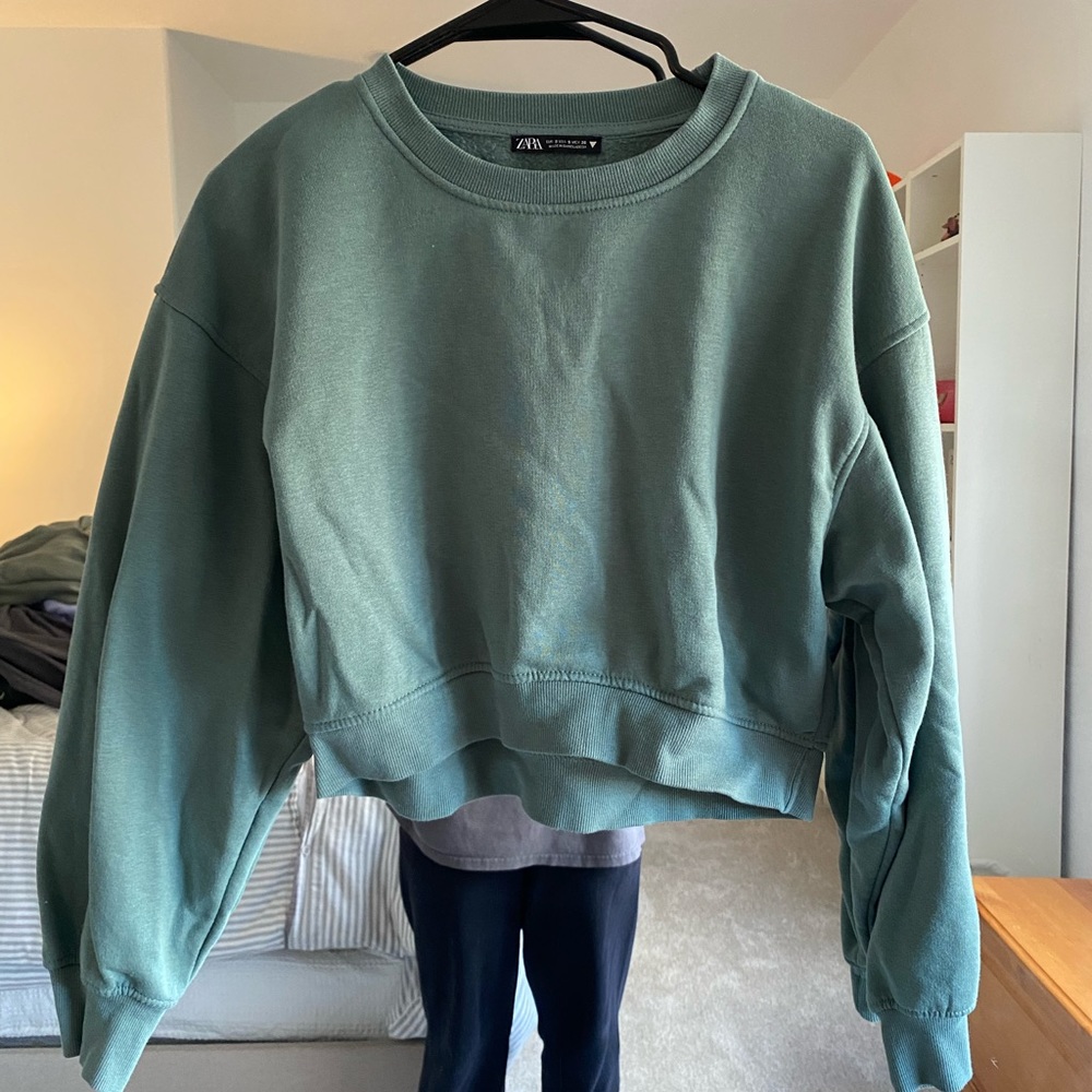 Green cropped crew neck sweatshirt